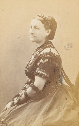 Alophe - Mme Pauwels assise, coupée à mi-corps