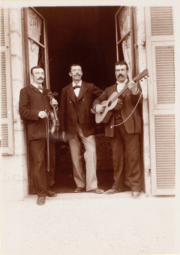 Anonyme - Trois musiciens devant une porte-fenêtre de la villa Salles