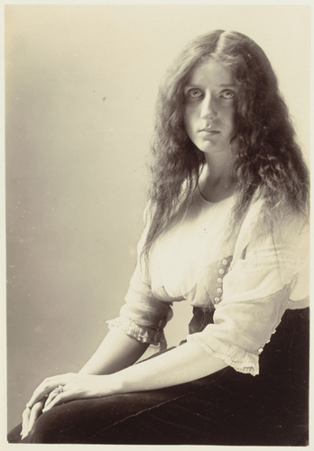 Charles Augustin Lhermitte - Portrait d'une jeune femme assise et les cheveux dé...