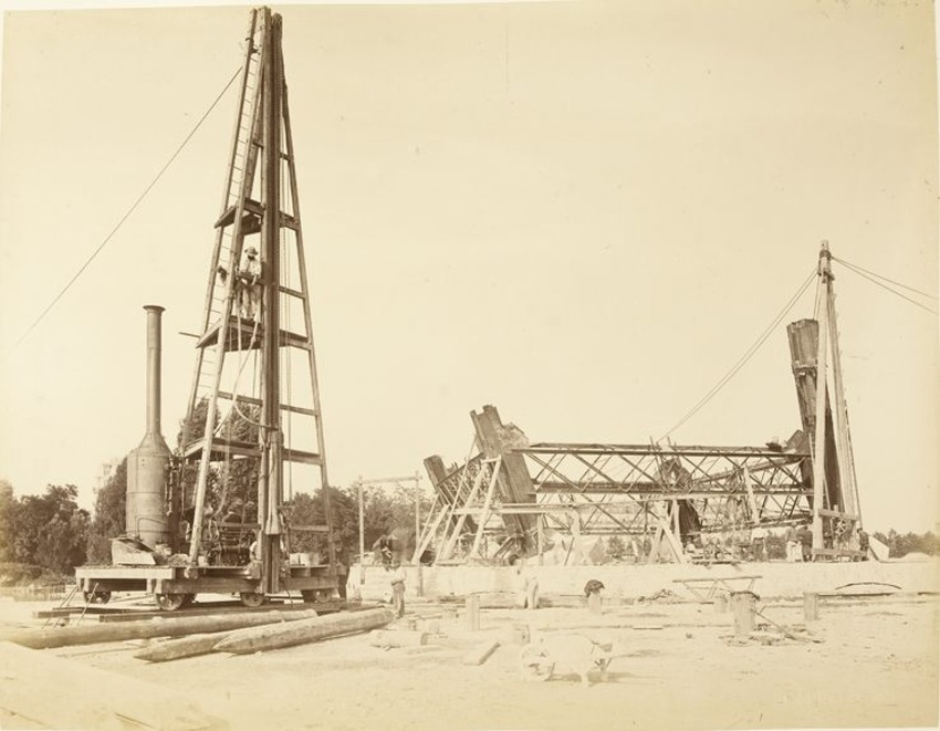 Louis-Emile Durandelle - Ouvriers au travail sur la pile n°2. Le 18 juillet 1887
