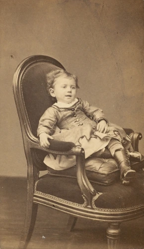 Laure Eiffel enfant assise dans un fauteuil - Pierre Lanith Petit