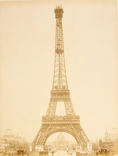 La Tour Eiffel jusqu'au 3e étage compris le 4 Mai 1889. Au second plan, les bâtiments de l'Exposition universelle - Louis-Emile Durandelle