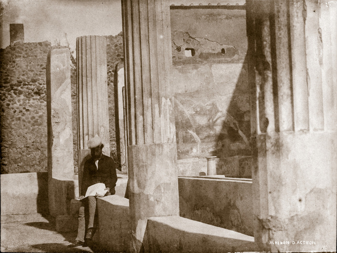 Alfred-Nicolas Normand - Maison d'Actéon à Pompéi : autoportrait du photographe ...