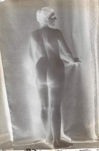 François-Rupert Carabin - Femme nue debout de dos, visage de profil droit, la ma...