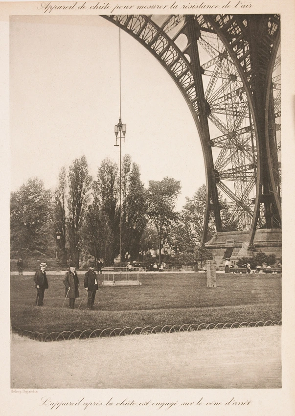 Henri Manuel - M.M. Rith, Eiffel et Milon devant l'appareil de chute sous la Tou...