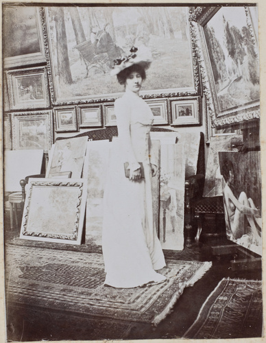 Anonyme - Yvonne Rouart, de face, dans l'atelier d'Henri Rouart