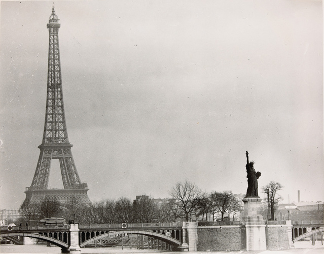 Anonyme - La Tour Eiffel avec la Statue de la Liberté