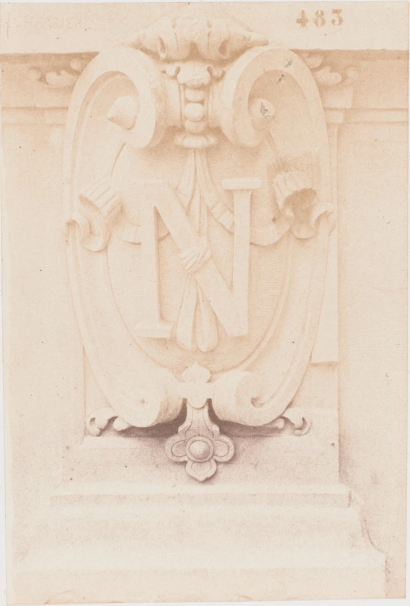 Edouard Baldus - "N", sculpture de Désiré Bloche, décor du palais du Louvre, Par...