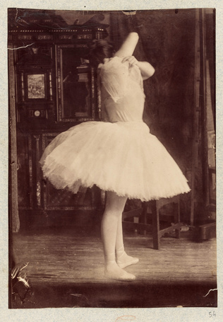 Albert Belleroche - Lili Grenier en danseuse se déshabillant, dans l'atelier d'A...