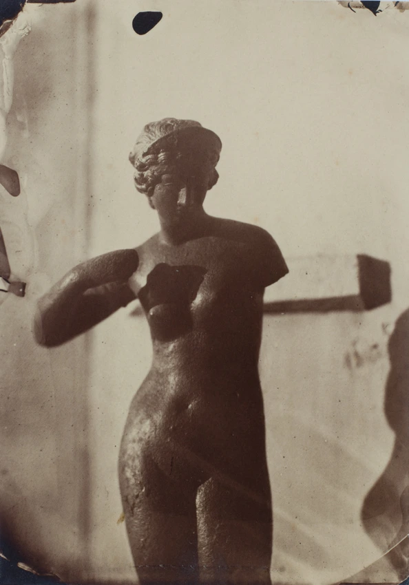 Henry Sauvaire - Statue, déesse grecque de face, bras droit plié, sans bras gauc...