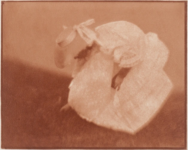 Heinrich Kühn - Lotte cueillant une fleur