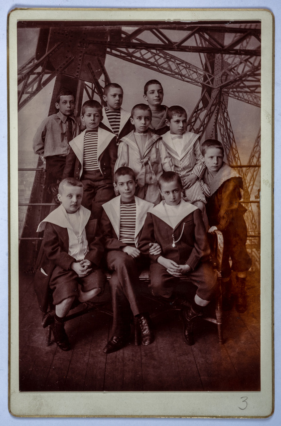 Neurdein frères - Groupe de dix enfants dont Robert et Georges Salles, à la tour...
