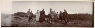 Philippe d' Orléans - Officiers et civils dans la campagne : au centre le Tsar F...