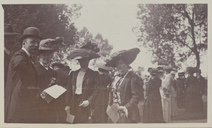 Anonyme - Mme et Melle de Ganay, Mme Legrand et la comtesse de Noailles aux cour...