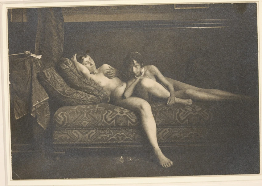 François-Rupert Carabin - Deux femmes nues allongées sur un canapé