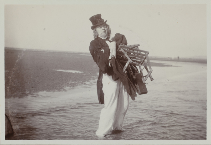 Anonyme - Un clown sur la plage à Houlgate