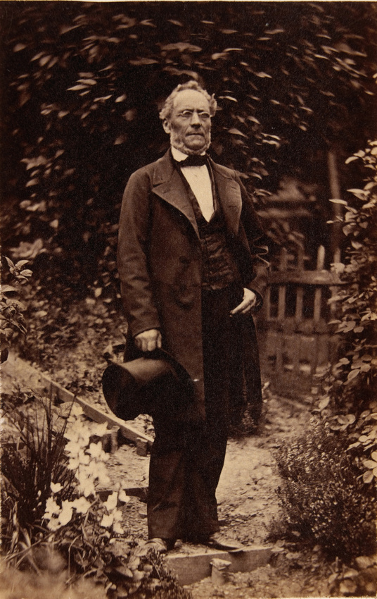 Achille Bonnuit - Homme en pied, son chapeau à la main dans le jardin