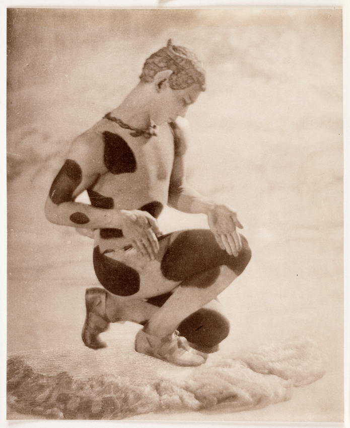 Nijinsky, visage de profil, à genoux - Adolphe Meyer