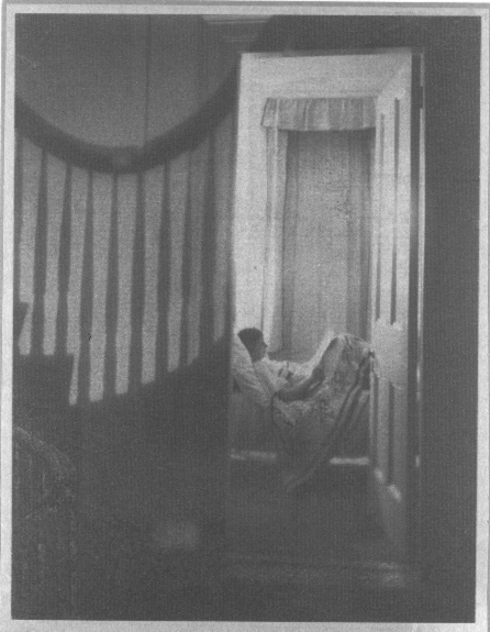Clarence Hudson White-Jeune fille couchée dans sa chambre