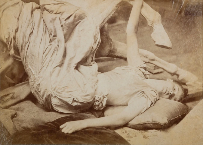 Modèle féminin allongé contre un cheval en plâtre, plan rapproché - Jacques De Lalaing