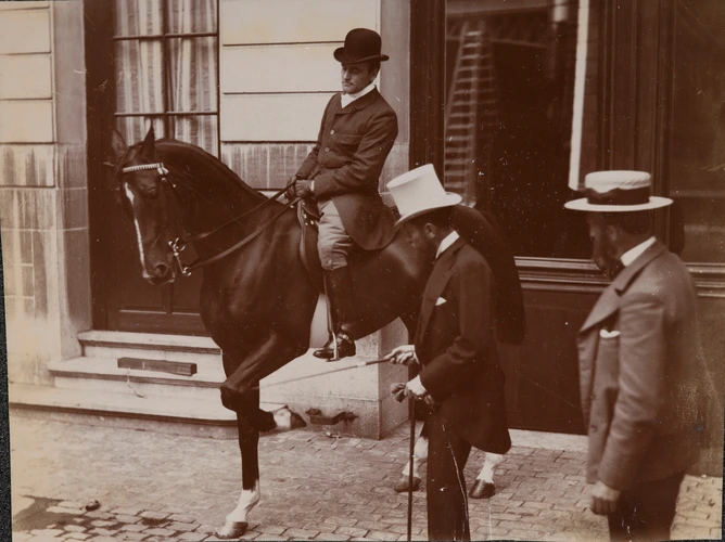 Trois hommes, dont un cavalier à cheval et Jacques de Lalaing regardant la scène - Jacques De Lalaing