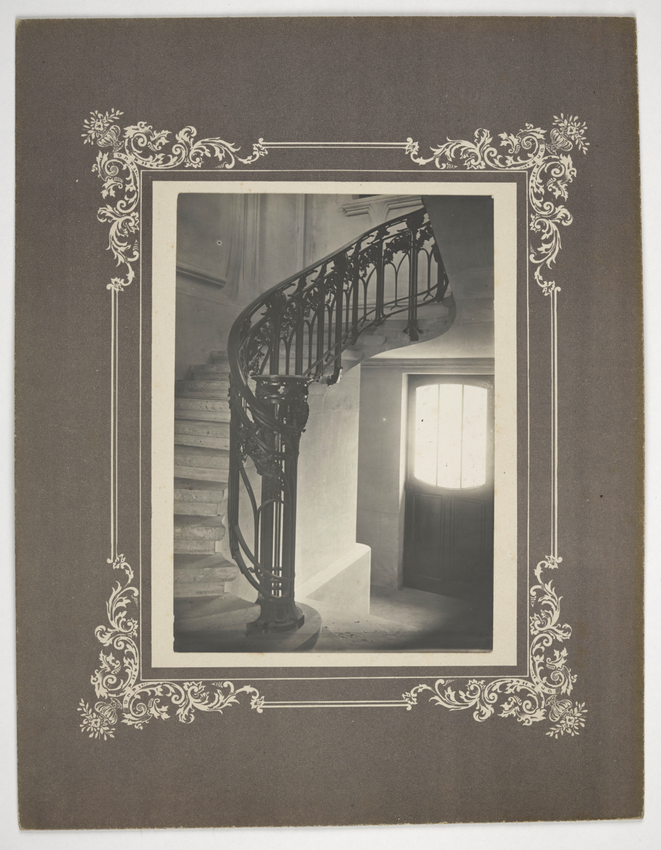 Euville, Hôtel de Ville, rampe d'escalier avec glands et feuilles de chêne - Anonyme