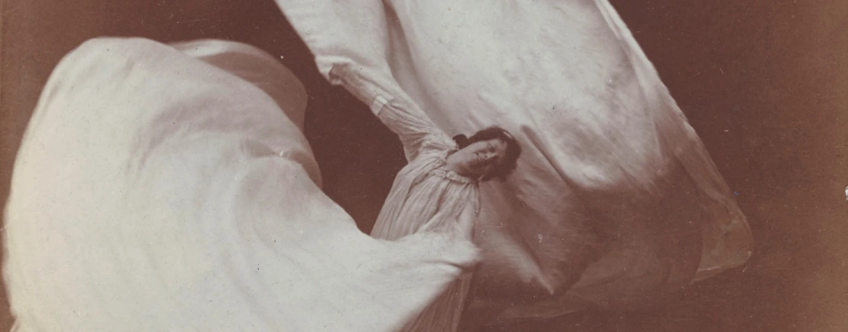positif, The Taber bas-relief photographic syndicate Ltd (Paris), Loïe Fuller dansant avec son voile, en 1897