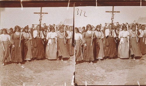 Francesco Paolo Michetti-Procession de femmes avec cierges, menée par un porte-croix et arrivant à Casalbordino