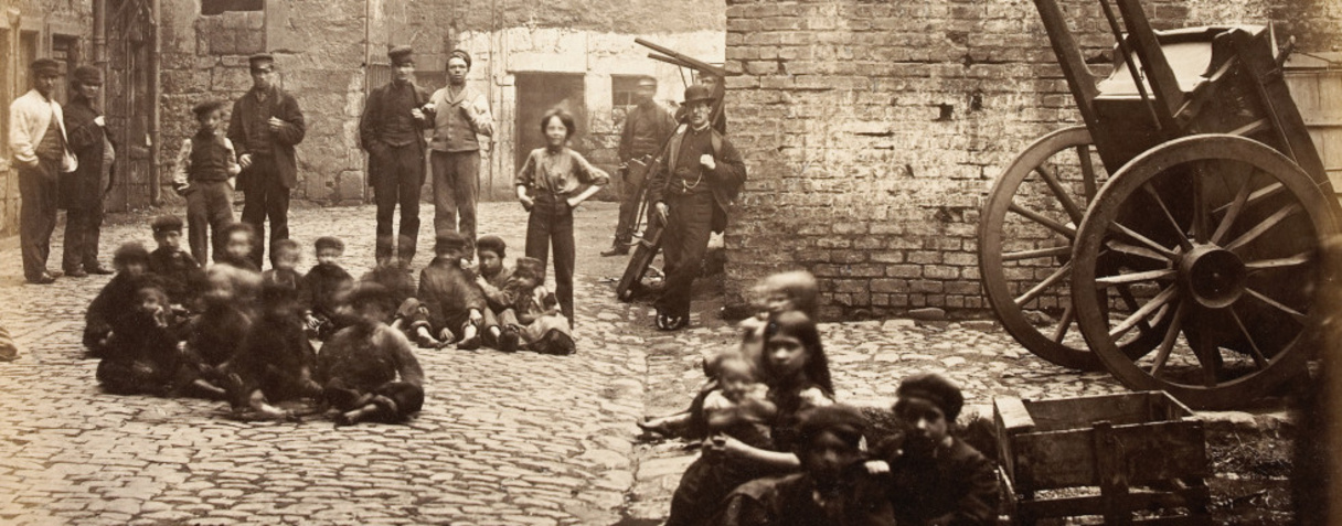 Glasgow, Close, N° 46 Saltmarket, planche du recueil Photographs of Streets, Closes, etc., taken by Thomas Annan in 1868-1871 (entre 1868 et 1871), Annan, Thomas
