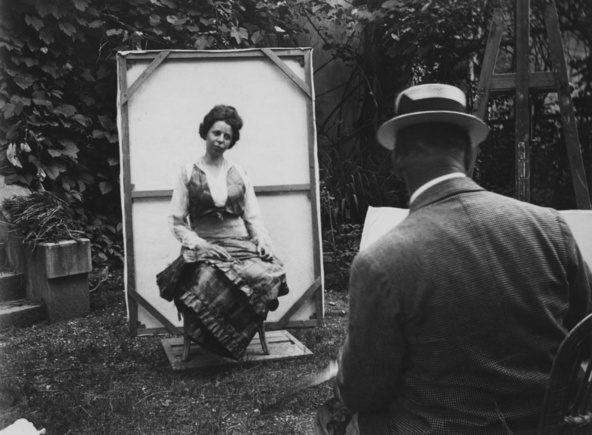 Anonyme-Gertrud Müller posant dans le jardin de l'atelier de Ferdinand Hodler