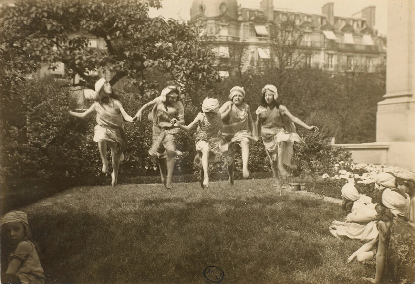 Cinq élèves de Loïe Füller dans le parc de la propriété de Mme de Polignac-Singer - Harry C. Ellis