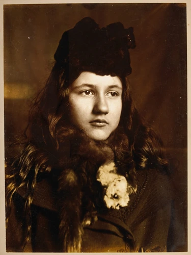 Denise de face, en fourrure et coiffée d'un chapeau - Emile Zola