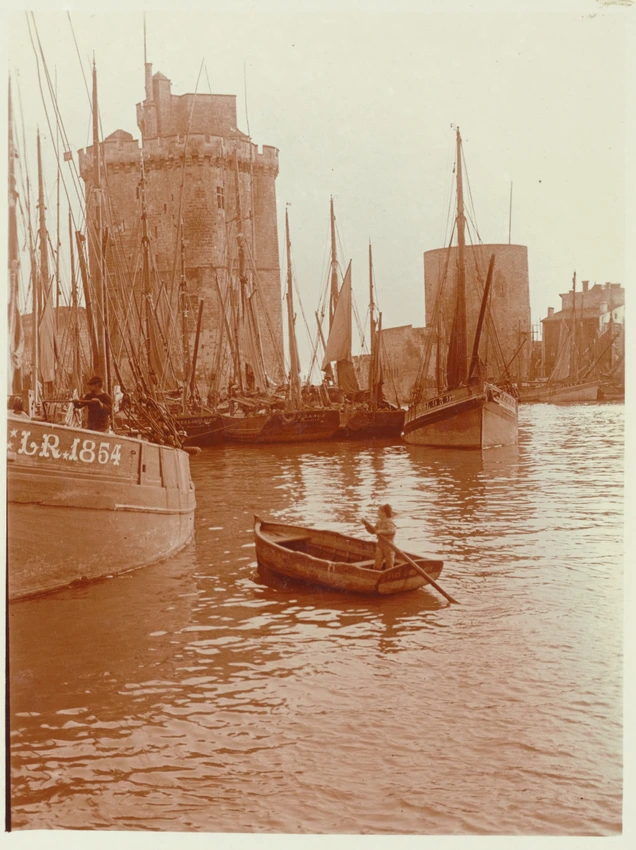 La Rochelle, enfant manoeuvrant une barque près de la tour Saint-Nicolas - Charles Augustin Lhermitte