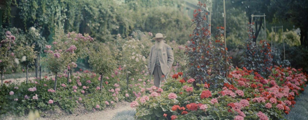 Claude Monet devant sa maison à Giverny (en 1921), Anonyme