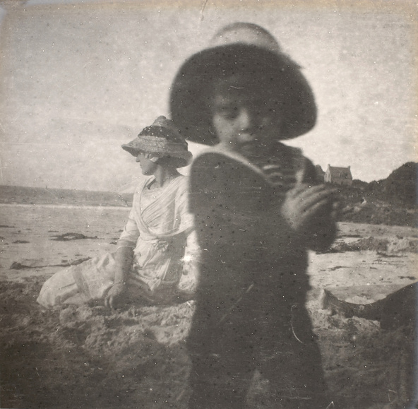 Maurice Denis-Dominique au chapeau de paille, debout sur la plage, avec une jeune femme assise au second plan, Perros-Guirec, Album Druet 8.10