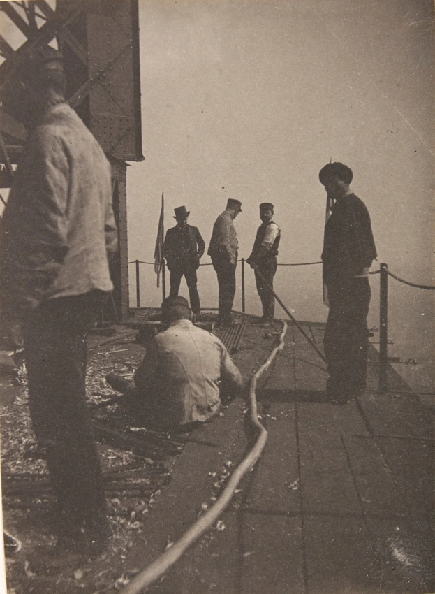 La Tour Eiffel - Cinq ouvriers et un visiteur sur la dernière plate-forme au pied du "Campanile" - Henri Rivière