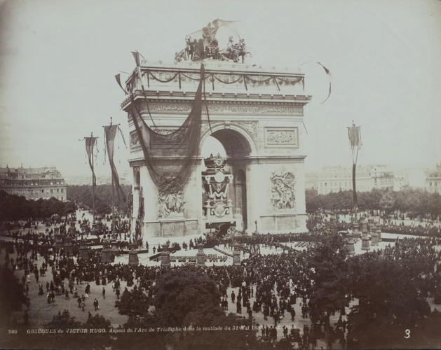 Obsèques de Victor Hugo. Aspect de l'Arc de Triomphe dans la matinée du 31 mai 1885 - Neurdein frères