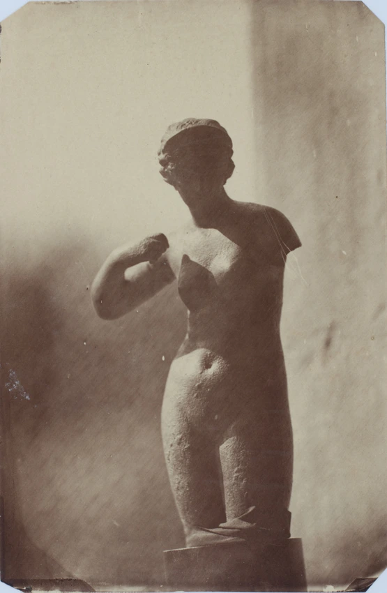 Statue, déesse grecque de face, bras droit plié, sans bras gauche - Henry Sauvaire