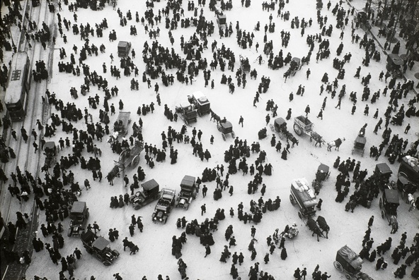 Léon Gimpel-La Foule s'écoulant sur le parvis Notre-Dame après le passage du cortège de la mi-carême (vue prise de Notre-Dame)