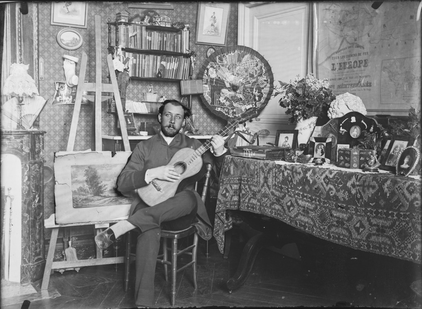 Décorchemont (?) dans son bureau avec une guitare - Louis Emile Décorchemont