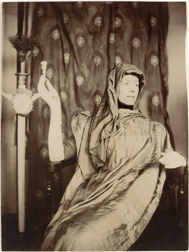 Marguerite Khnopff assise et costumée - Fernand Khnopff