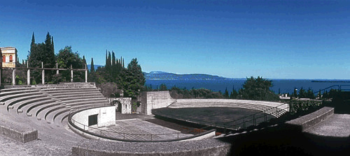 Gian Carlo Maroni-Théâtre de plein air face au lac de Garde achevé après la mort de D'Annunzio