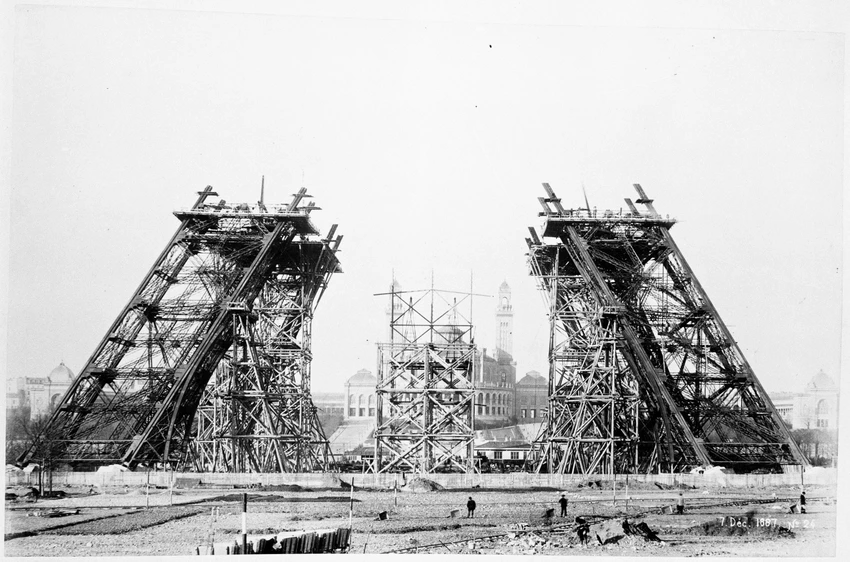 Les Piliers de la Tour Eiffel le 7 Déc. 1887 : Ils atteignent presque le niveau bas de la 1ère plate-forme. Un échafaudage se construit au centre. Au 2e plan : le palais du Trocadéro - Louis-Emile Durandelle