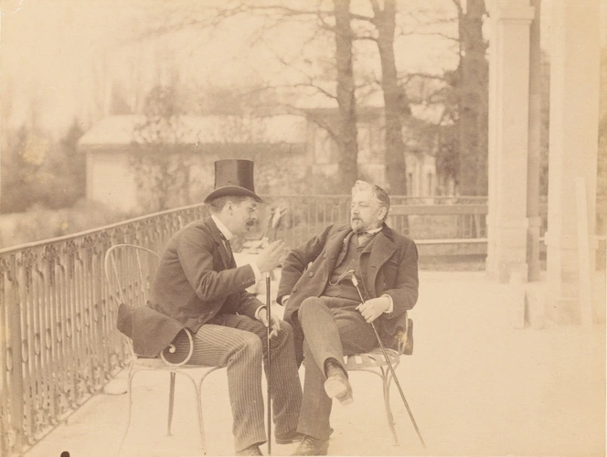 Adolphe Salles et Gustave Eiffel, assis l'un à côté de l'autre et discutant sur la terrasse du Clos des Bruyères - Gustave Eiffel