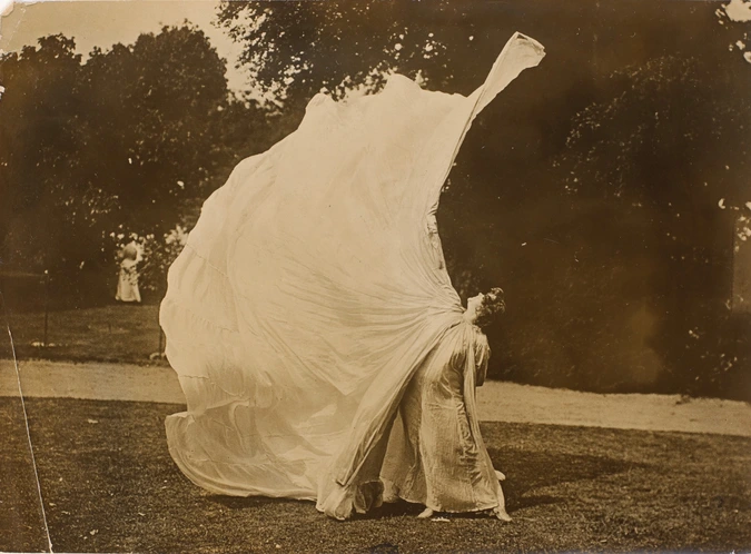 Loïe Fuller dansant dans un parc - Harry C. Ellis