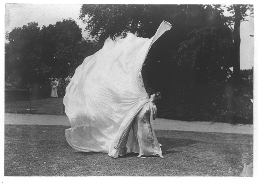 Loïe Fuller dansant, effet de voile, bras droit levé - Harry C. Ellis