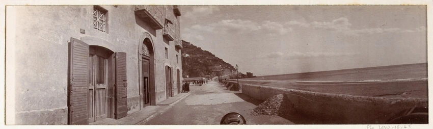 Route de bord de mer, image prise d'une automobile - Philippe d' Orléans