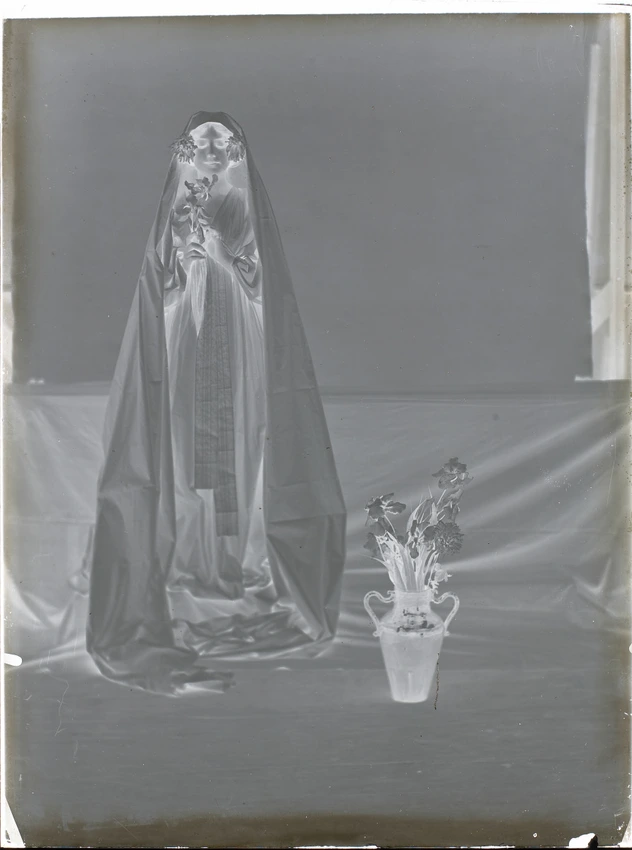 Femme en pied drapée, et un vase avec des fleurs - Constant Puyo