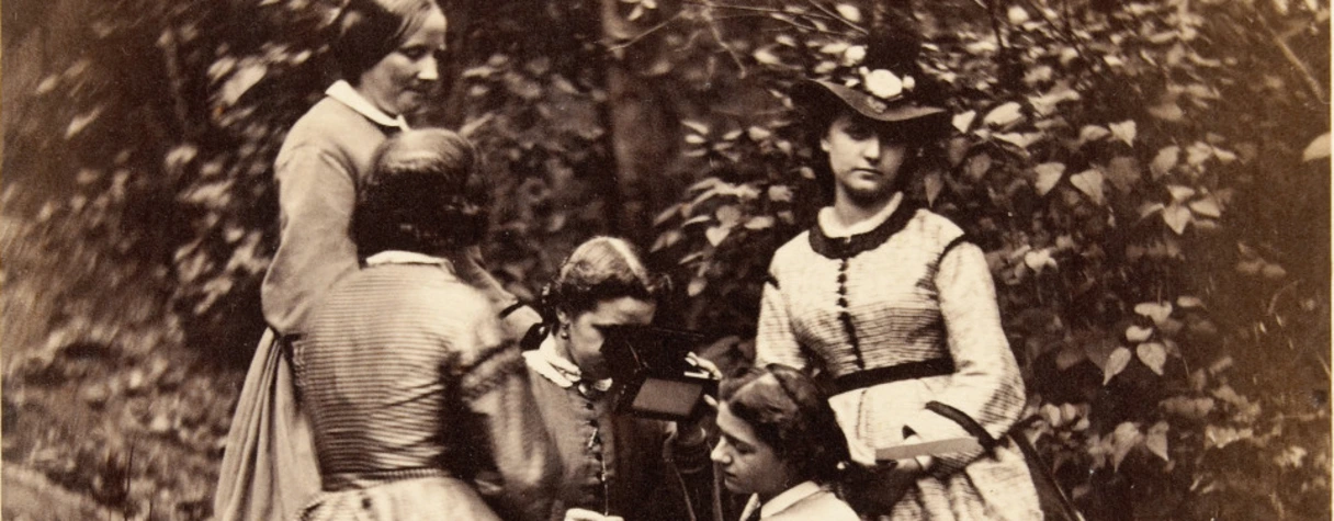 positif, Achille Bonnuit, Groupe de cinq femmes dans le jardin, vers 1865