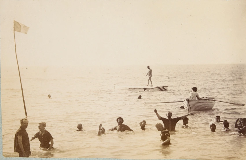Groupe de baigneurs et une barque dans la mer - Gustave Eiffel
